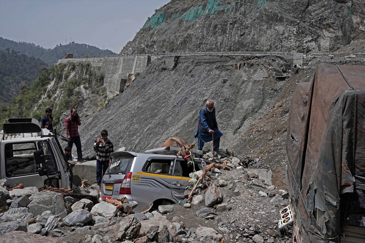 Hindistan'ın idaresindeki Cammu Keşmir bölgesinde etkili olan şiddetli yağışlar, toprak...