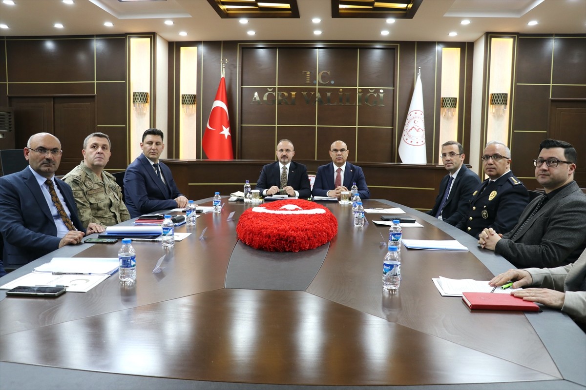 İçişleri Bakan Yardımcısı Bülent Turan (ortada), Ağrı Valiliği'ni ziyaret etti.