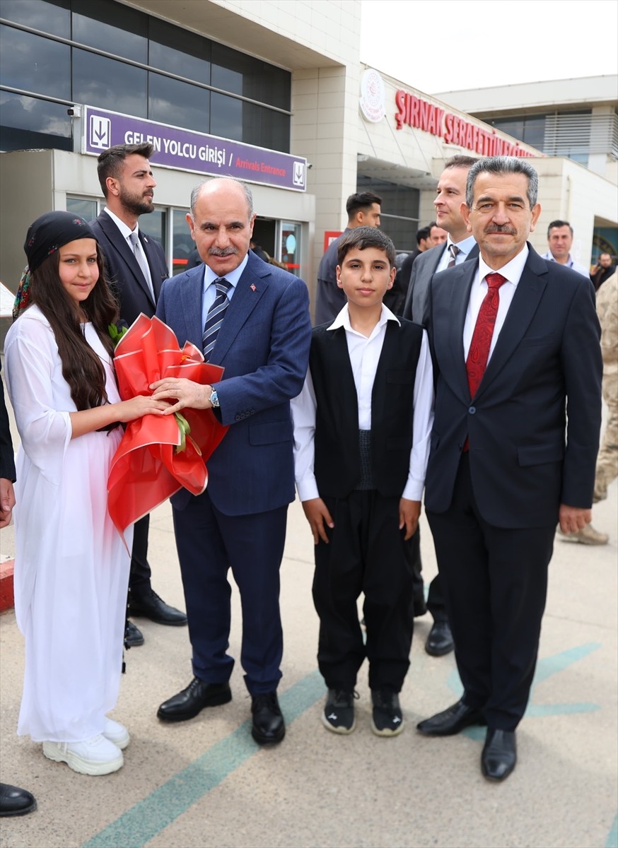 İçişleri Bakan Yardımcısı Mehmet Aktaş (sağ 2), Şırnak'ta ziyaretlerde bulundu. Aktaş'ı Şerafettin...