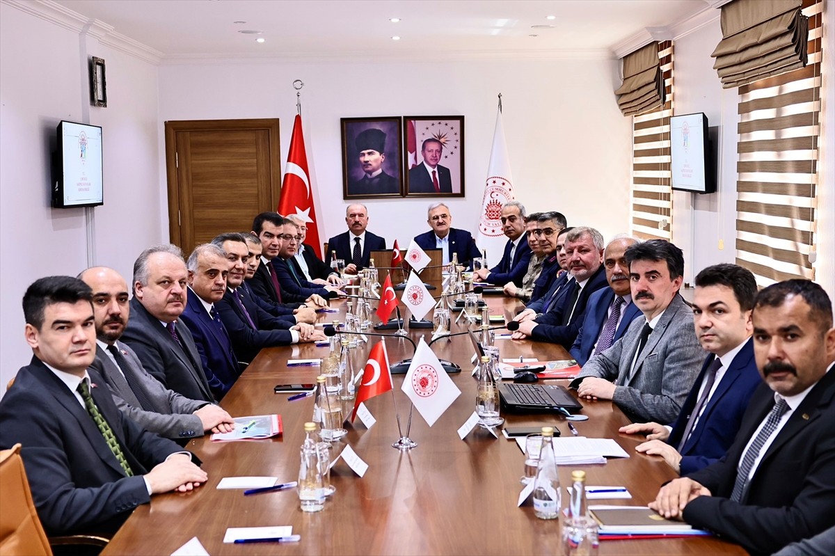 İçişleri Bakan Yardımcısı Münir Karaloğlu, Çorum'da Vali Ali Çalgan'ı makamında ziyaret ederek...