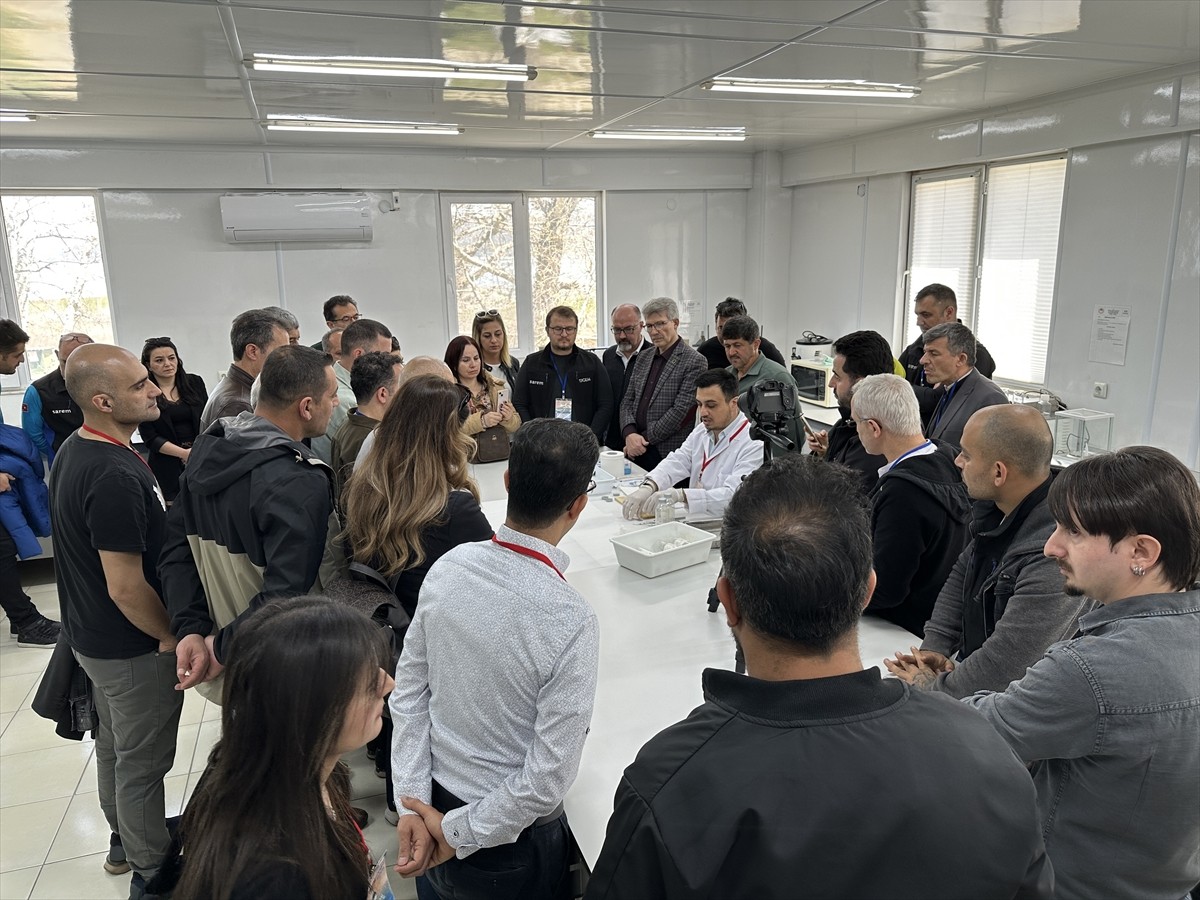 Isparta'nın Eğirdir ilçesinde düzenlenen "Uluslararası Tıbbi Sülük Çalıştayı"nda, tıbbi sülük...