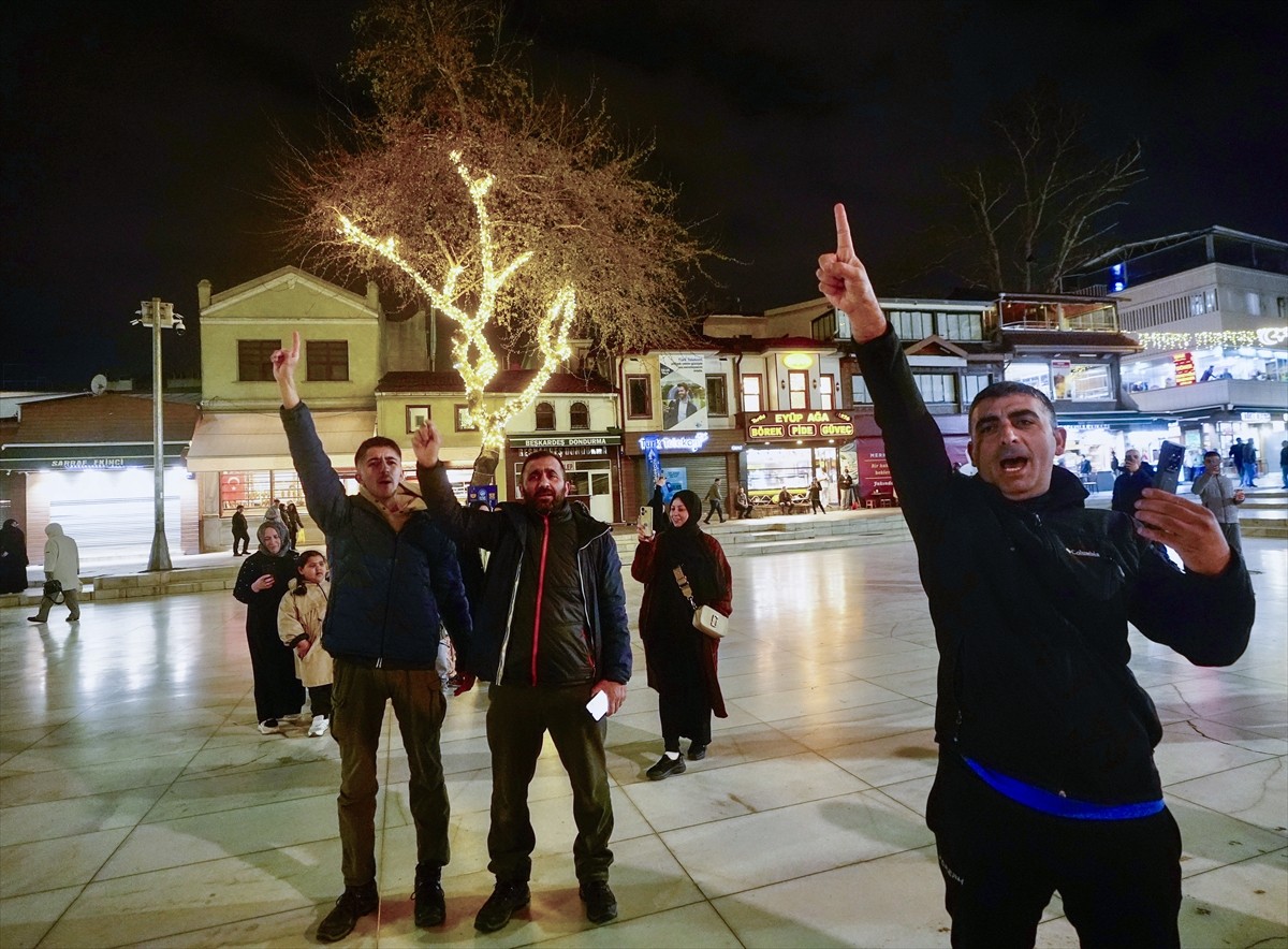 İsrail'in Gazze'ye yönelik saldırıları, İstanbul genelinde tekbirlerle protesto edildi.