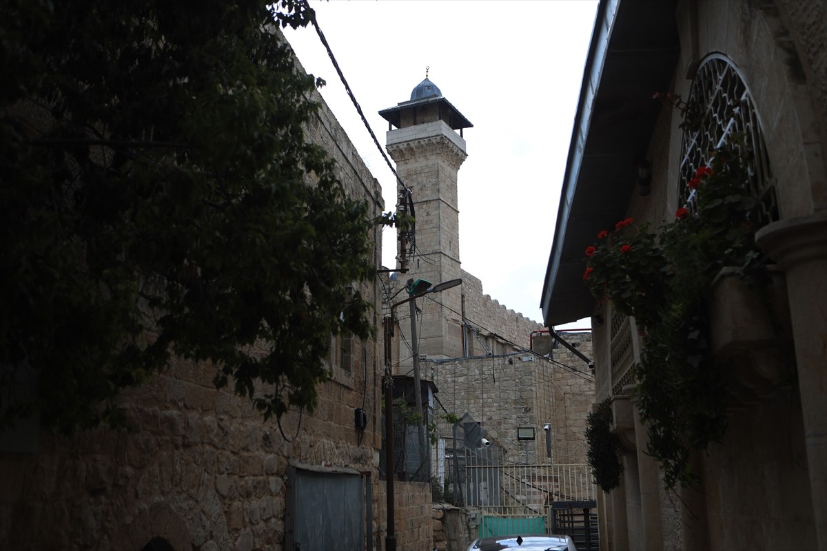 İsrail askerleri, işgal altındaki Batı Şeria'nın El Halil kentinde bulunan Harem-i İbrahim...