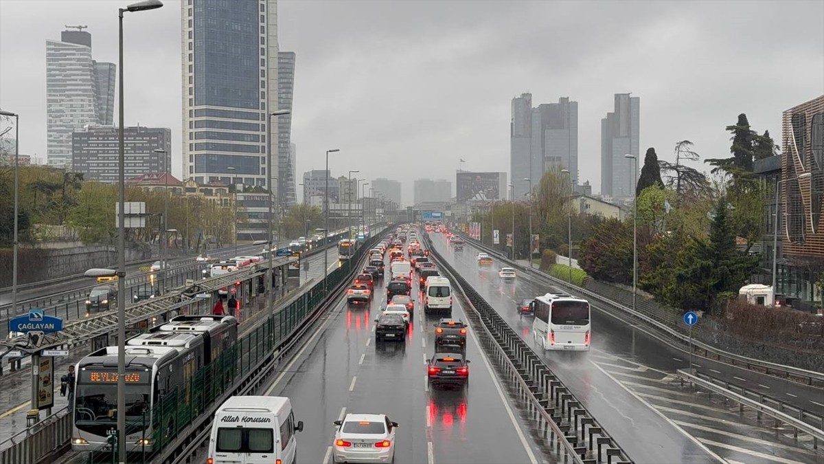 İstanbul'da, Ramazan Bayramı tatilinin son gününde yağışlı havanın da etkisiyle bazı bölgelerde...