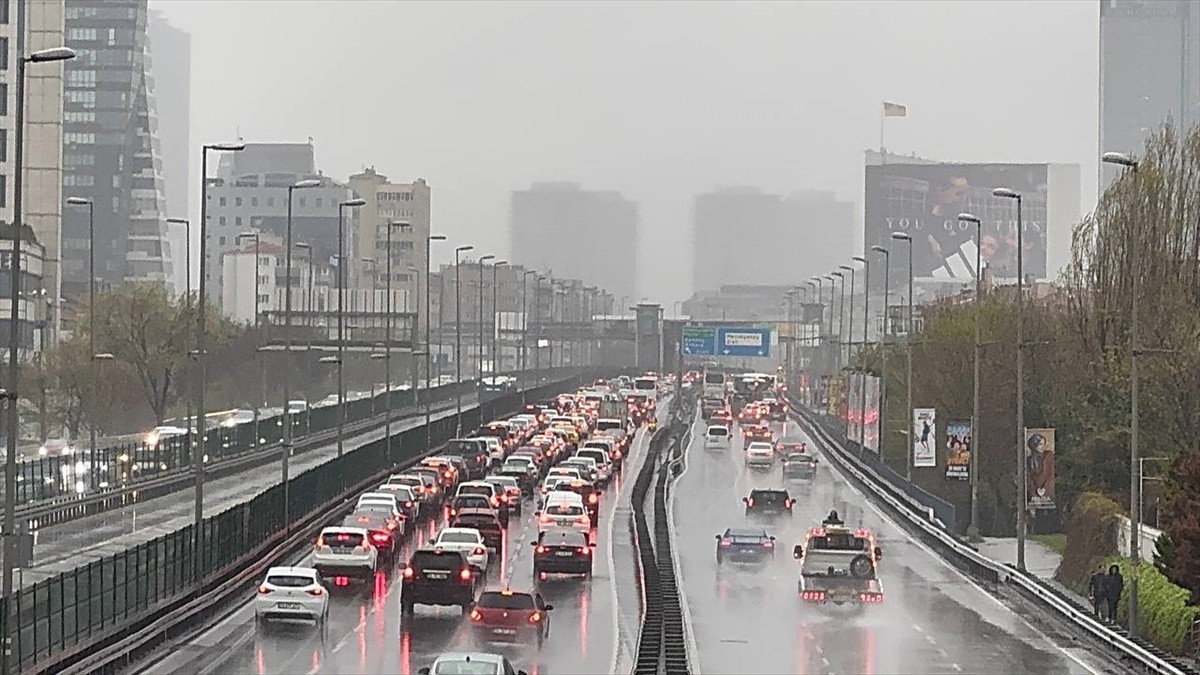 İstanbul'da, Ramazan Bayramı tatilinin son gününde yağışlı havanın da etkisiyle bazı bölgelerde...