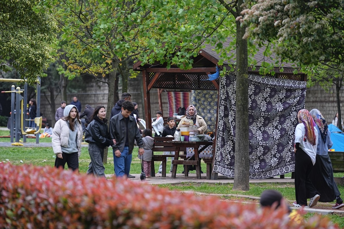 İstanbul'un her iki yakasındaki birçok ilçede yer alan millet bahçeleri, 6,2 büyüklüğündeki...