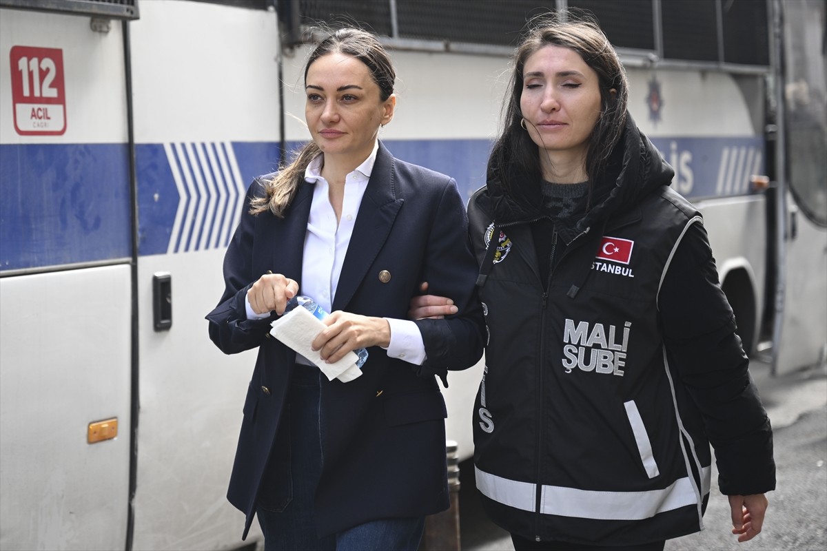 İstanbul Büyükşehir Belediyesine (İBB) yönelik yolsuzluk soruşturması kapsamında 3 ilde düzenlenen...