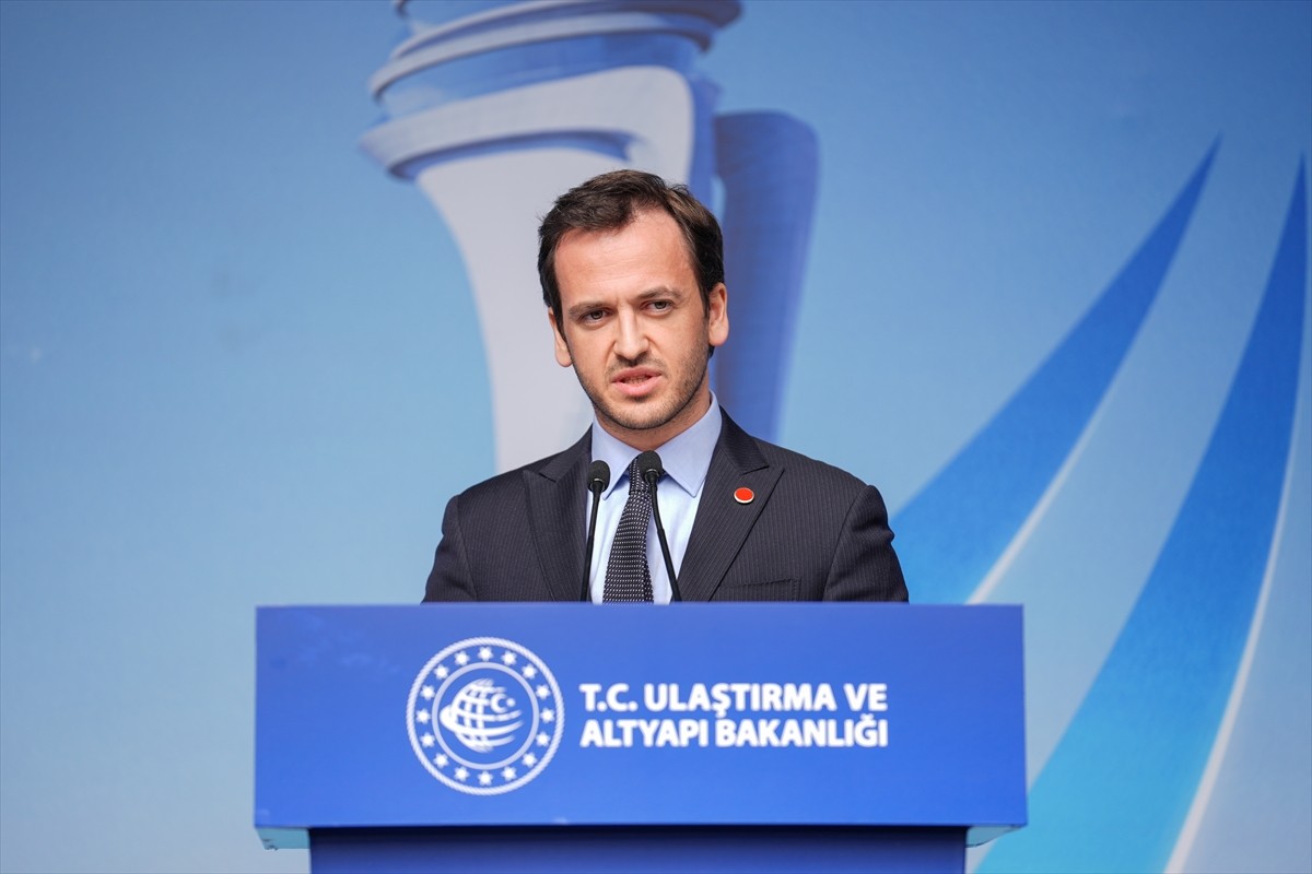 İstanbul Havalimanı'nda üç uçağın birbirinden tamamen bağımsız pistlere aynı anda iniş veya kalkış...