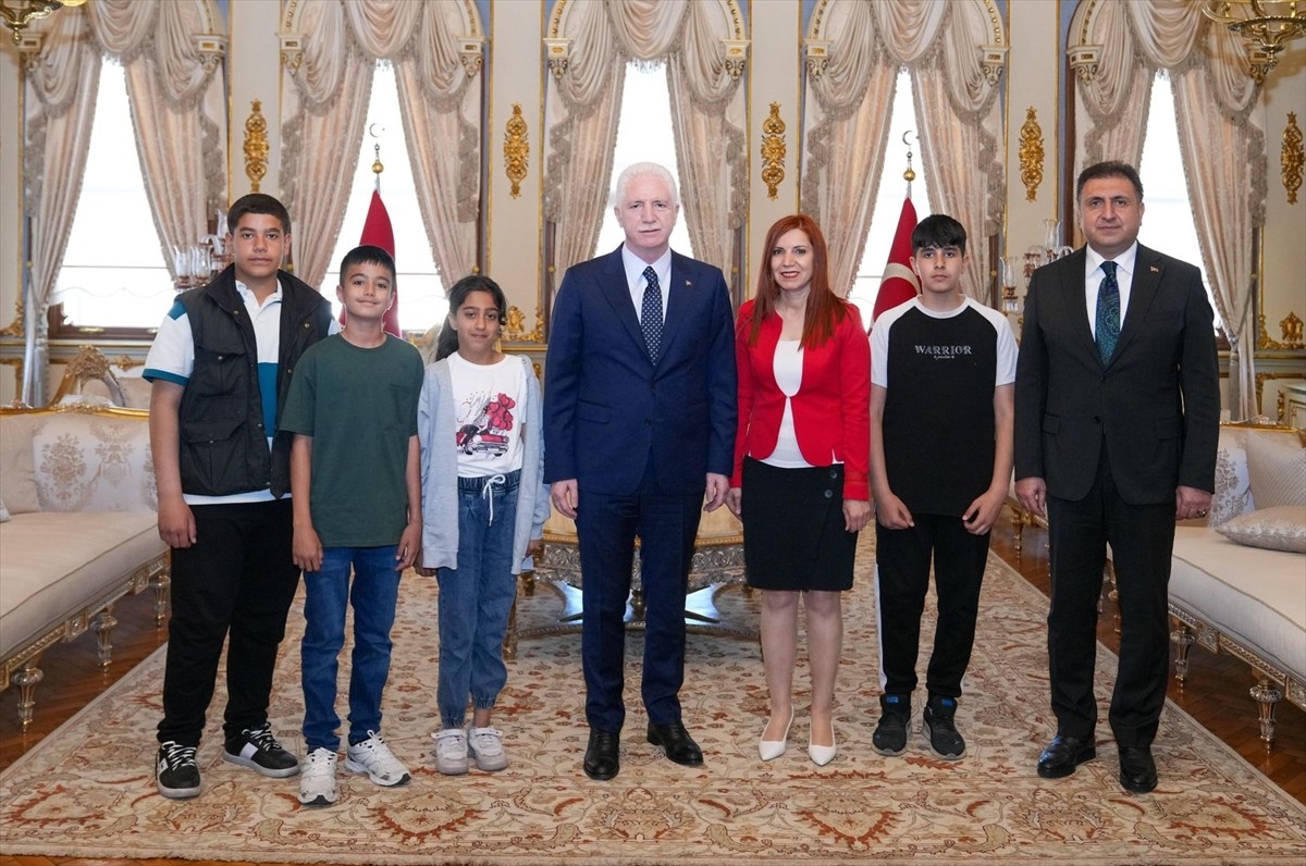 İstanbul Valisi Davut Gül (sağ 6), 23 Nisan Ulusal Egemenlik ve Çocuk Bayramı dolayısıyla 5 ilden...