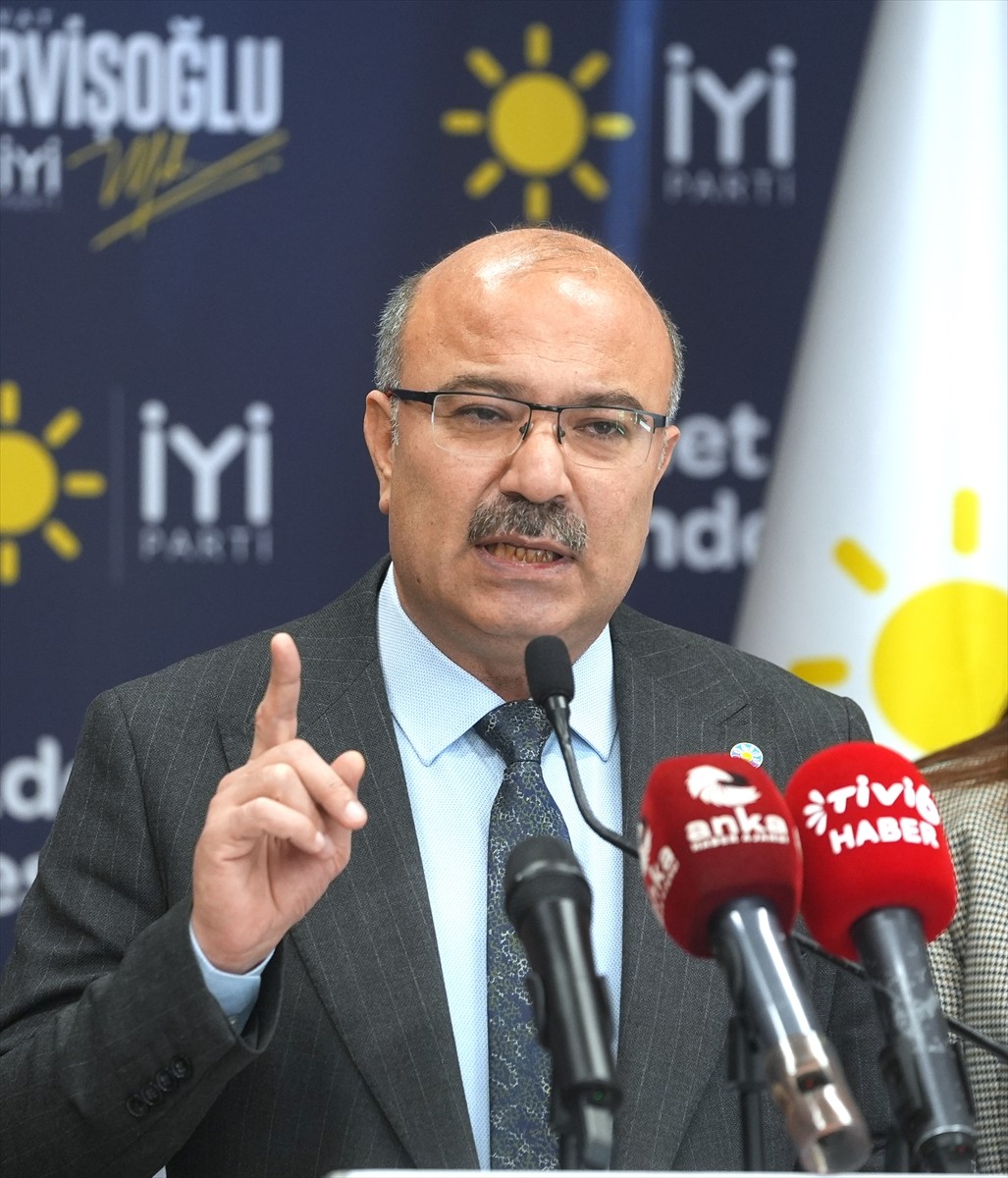 İYİ Parti Genel Başkan Yardımcısı Kadir Ulusoy, partisinin genel merkezinde düzenlediği basın...