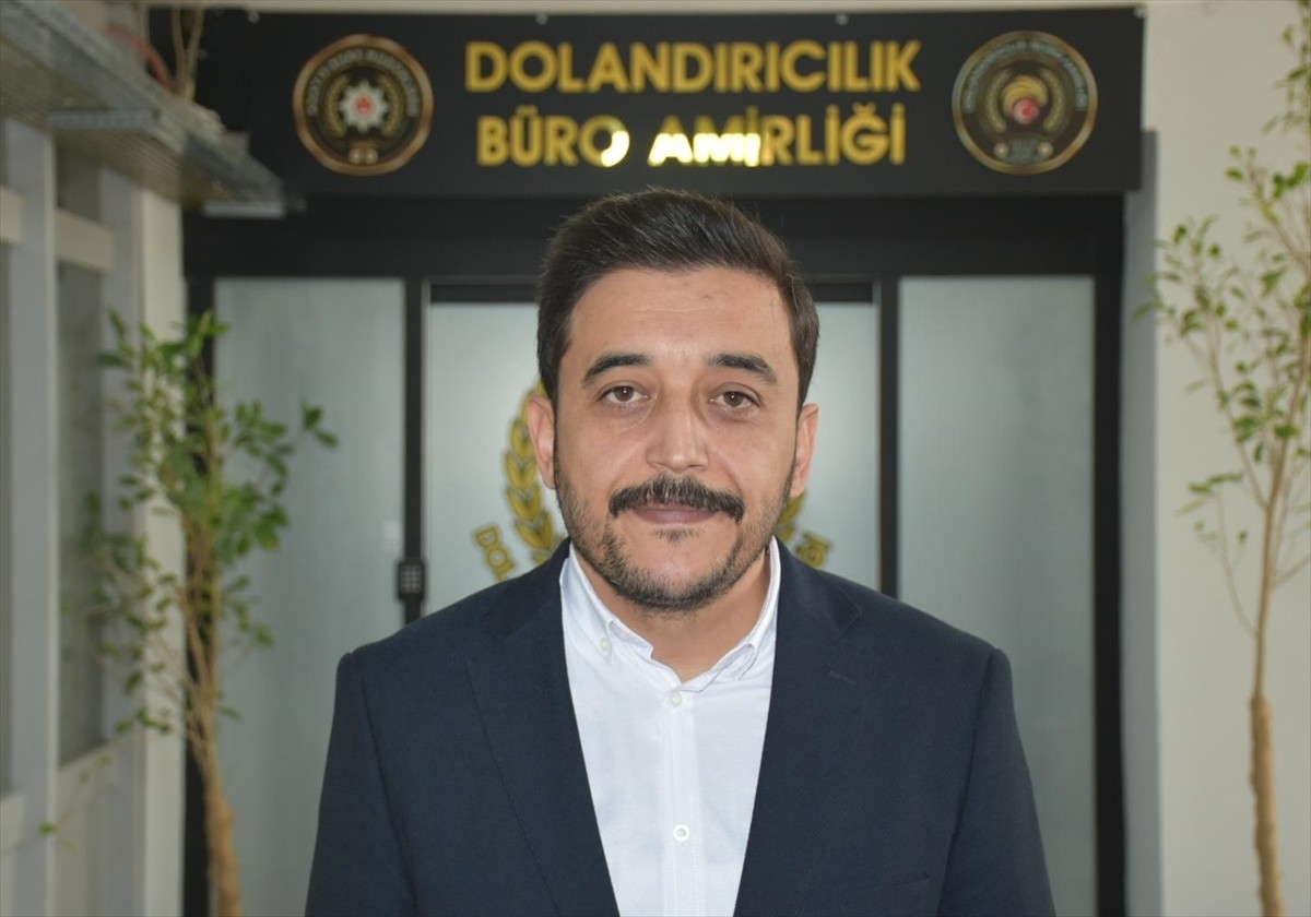 İzmir'de, internet üzerinden "yetkili servis" ilanı vererek dolandırıcılık yaptıkları iddiasıyla 7...