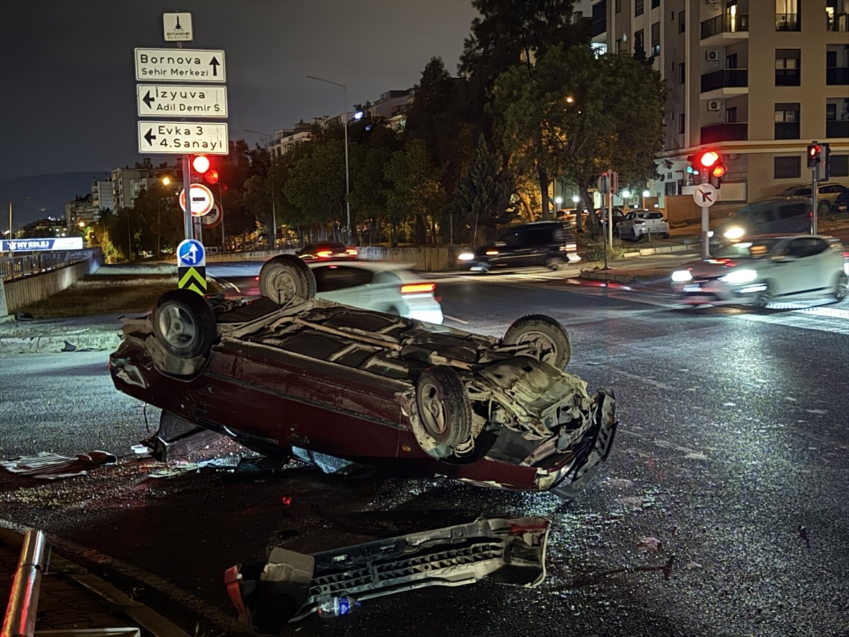 İzmir'in Bornova ilçesinde iki otomobilin çarpıştığı trafik kazasında 4 kişi yaralandı.