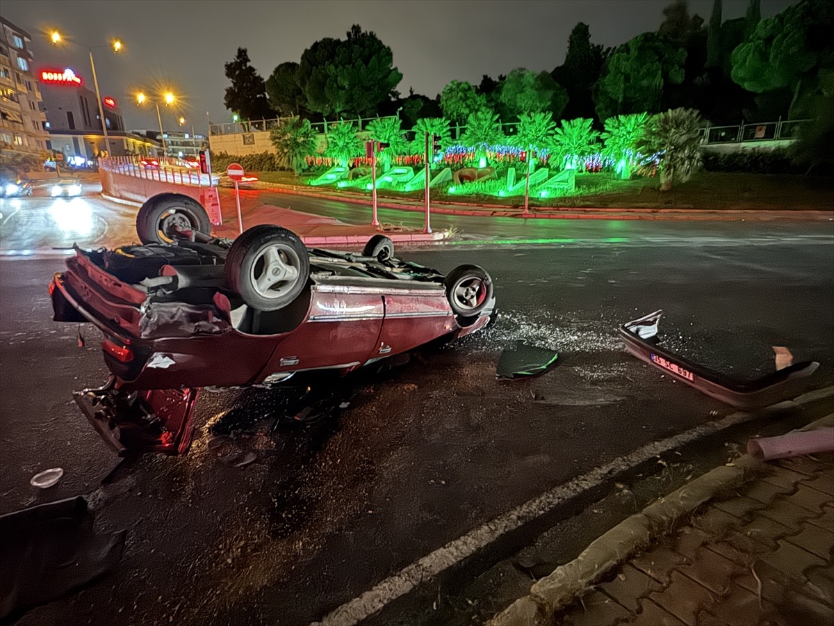 İzmir'in Bornova ilçesinde iki otomobilin çarpıştığı trafik kazasında 4 kişi yaralandı.