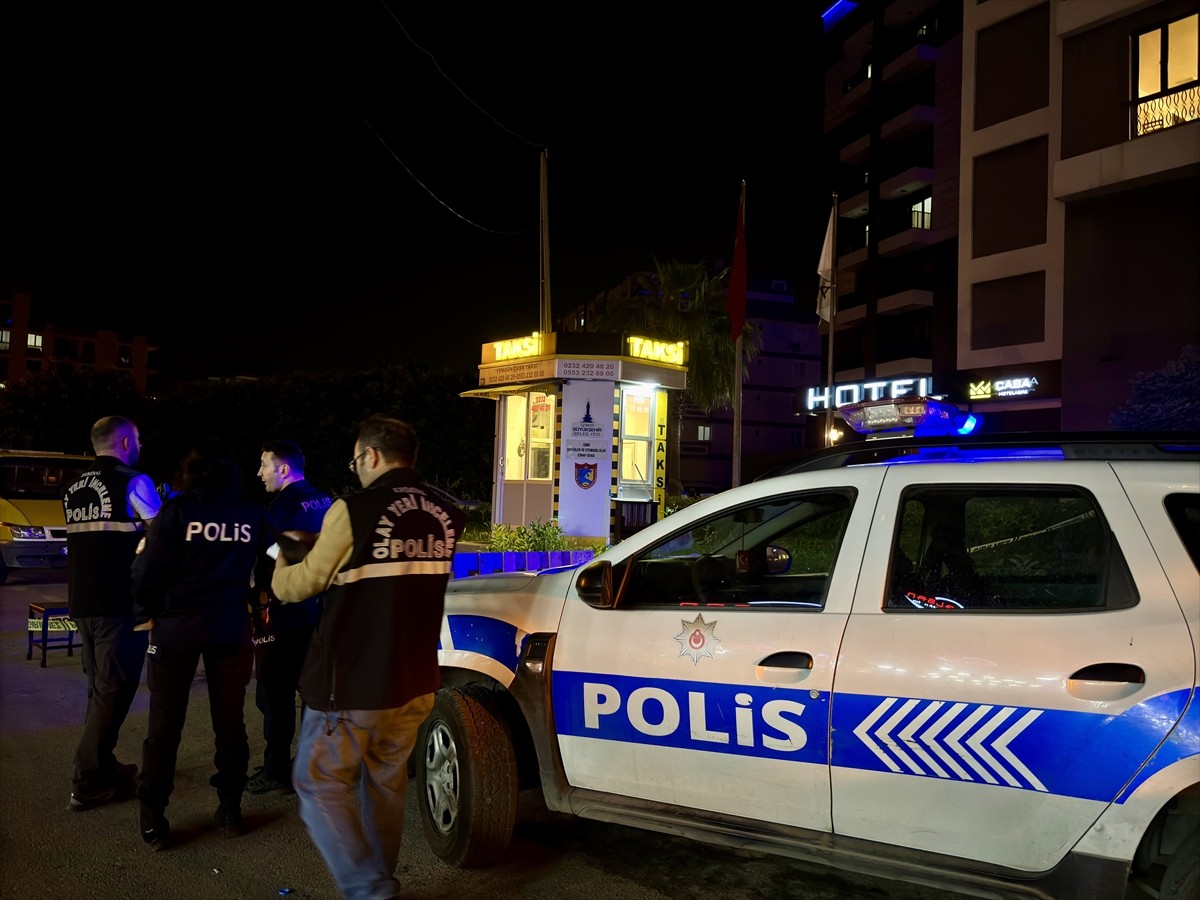 İzmir'in Buca ilçesinde çıkan bıçaklı kavgada 1'i ağır 2 kişi yaralandı. İhbar üzerine olay yerine...