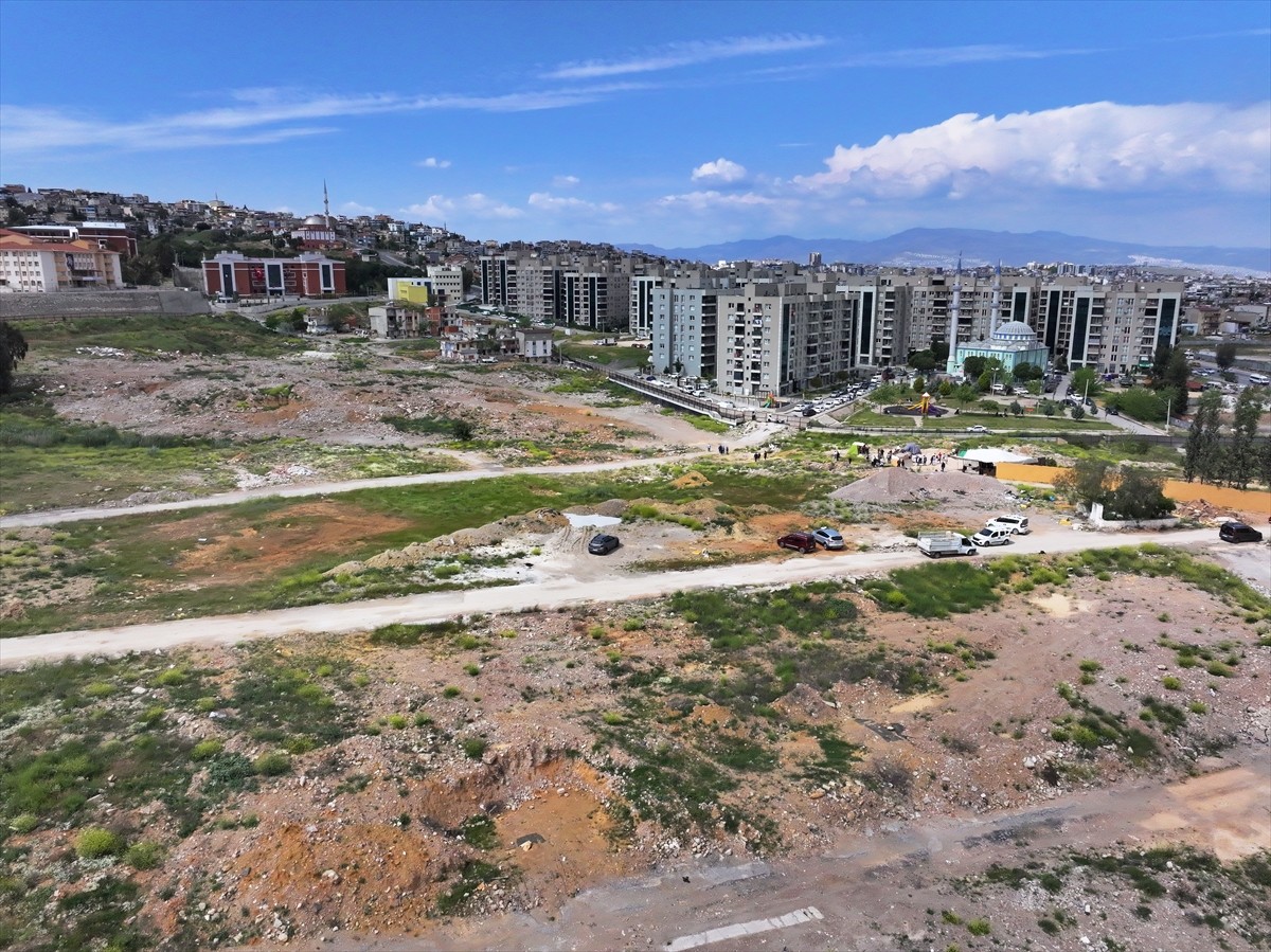 İzmir'in Karabağlar ilçesinde Uzundere Kentsel Dönüşüm Projesi'nin 3 ve 4. etap hak sahipleri...