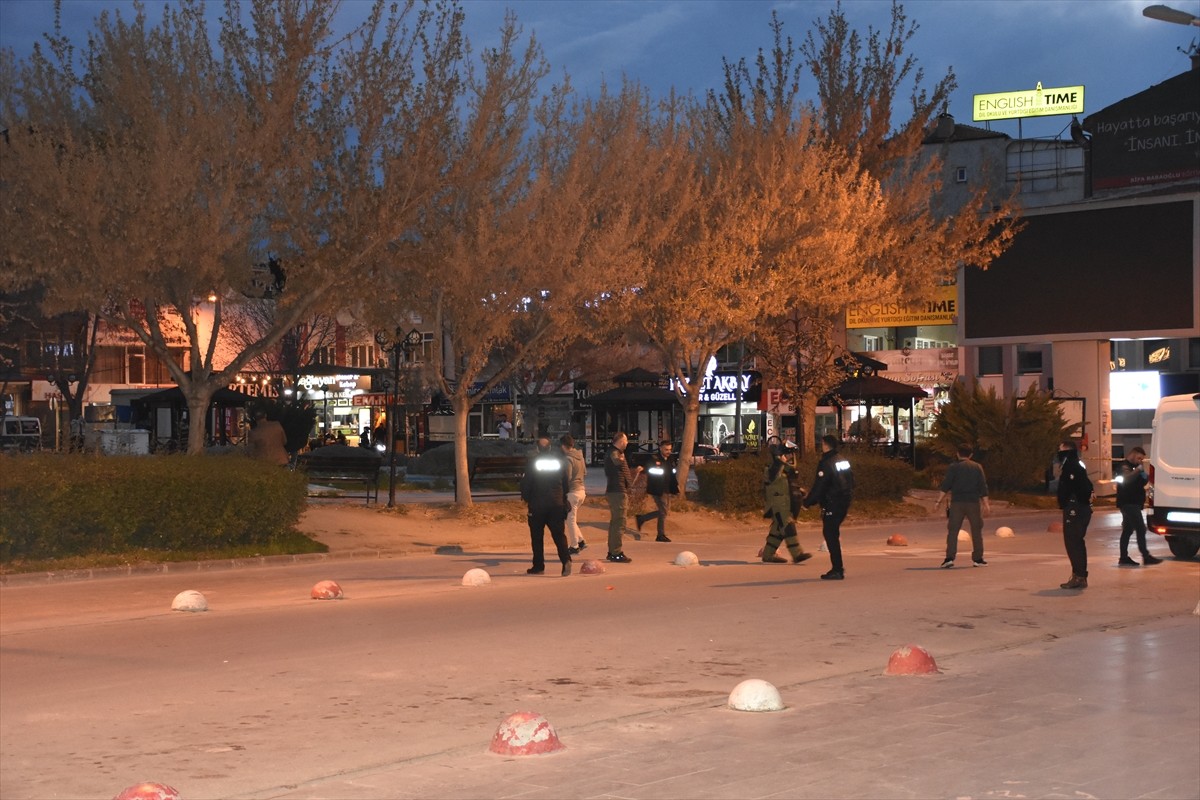 Karaman'da parka bırakılan şüpheli çanta fünyeyle patlatıldı.