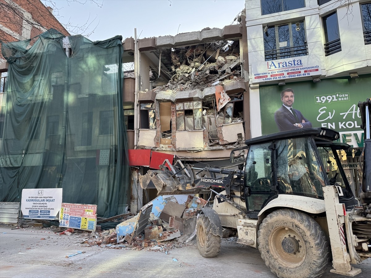 Kastamonu'da yıkım çalışması devam eden binanın bir bölümü çöktü. Kışla Caddesi mevkisinde...