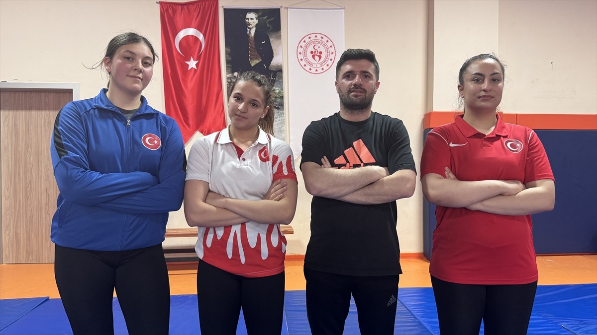 Katıldıkları ulusal organizasyonlarda çeşitli dereceler elde eden genç kadın milli güreşçiler...