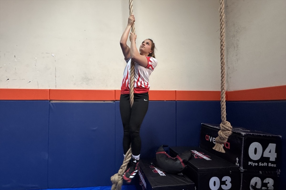 Katıldıkları ulusal organizasyonlarda çeşitli dereceler elde eden genç kadın milli güreşçiler...