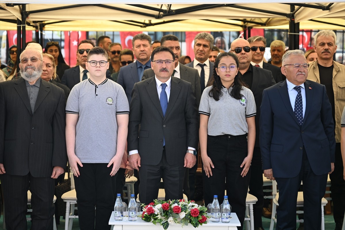 Kayseri'de 23 Nisan Ulusal Egemenlik ve Çocuk Bayramı dolayısıyla Osman Ulubaş Sümer Ortaokulu'nda...