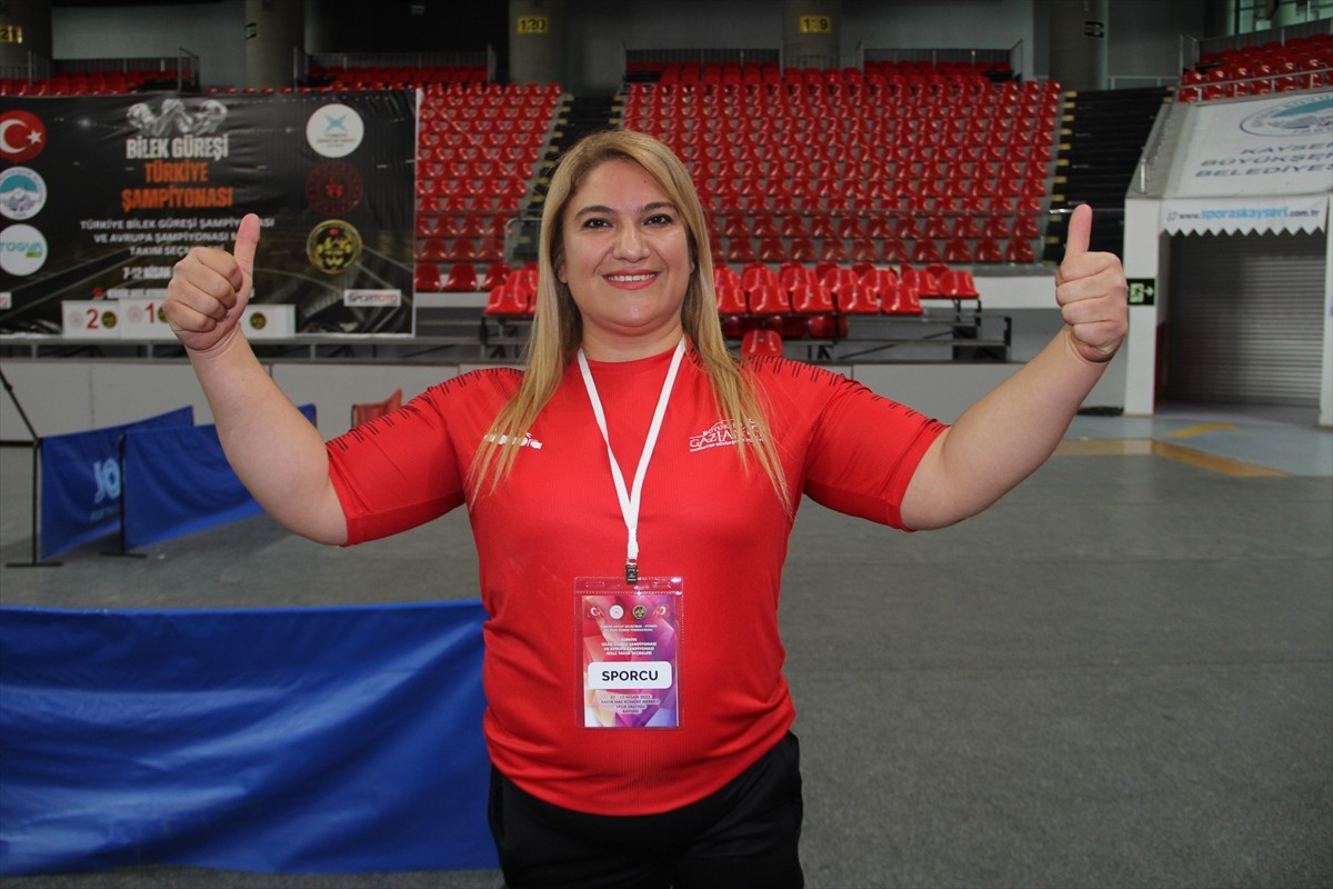 Kayseri'de katıldığı Bilek Güreşi Türkiye Şampiyonası ile Milli Takım Seçmeleri'nde 16'ncı kez...