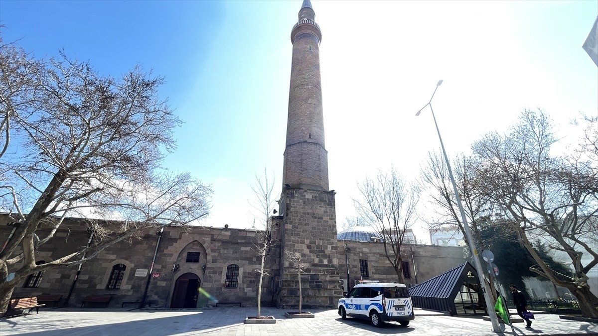 Kayseri'de tarihi camiden hırsızlık girişimi güvenlik kamerasınca kaydedildi. Yardım için toplanan...