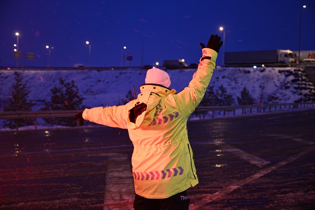 Kayseri-Kahramanmaraş kara yolunda, etkili olan kar ve tipi nedeniyle ulaşım sağlanamıyor. Polis...