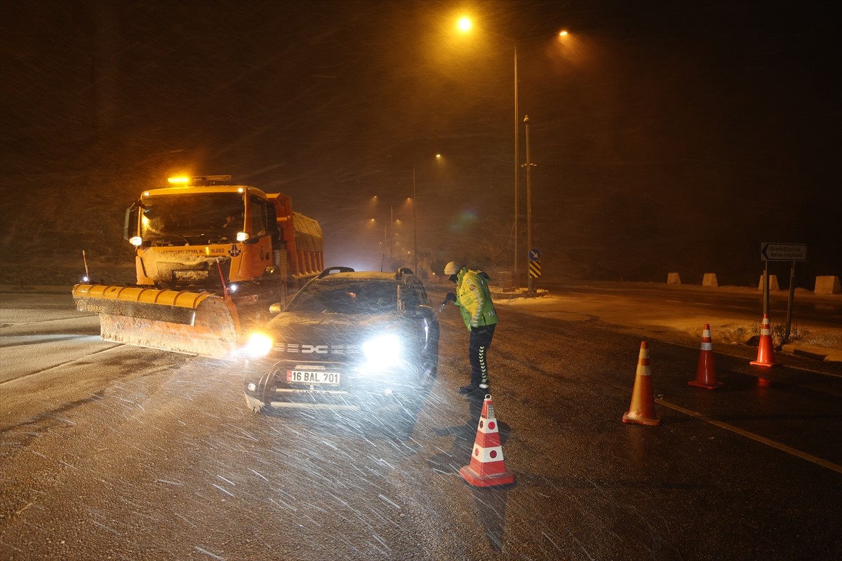 Kayseri-Malatya yolunun bir bölümü, etkili olan kar ve tipi nedeniyle ulaşıma kapandı. Ekipler...
