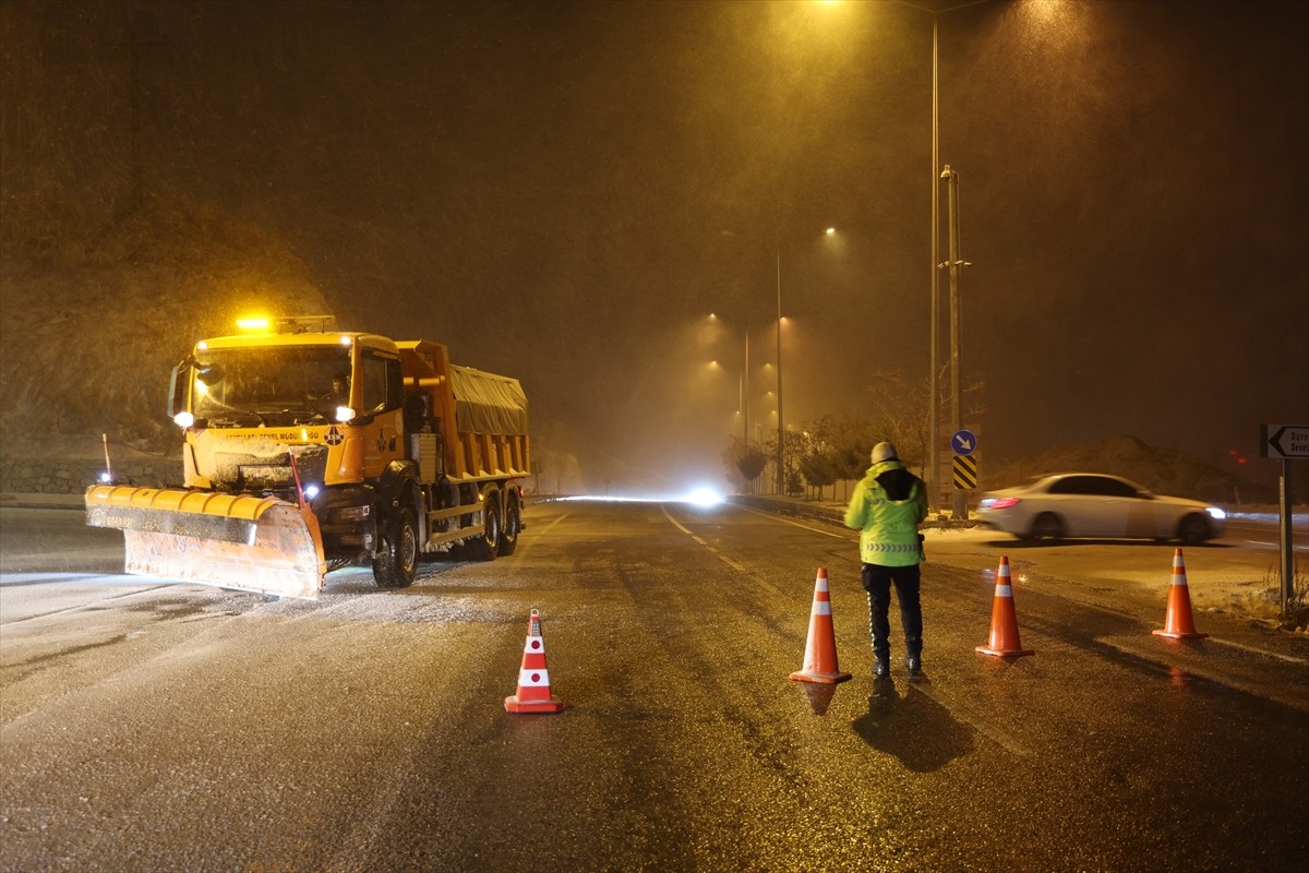 Kayseri-Malatya yolunun bir bölümü, etkili olan kar ve tipi nedeniyle ulaşıma kapandı. Ekipler...