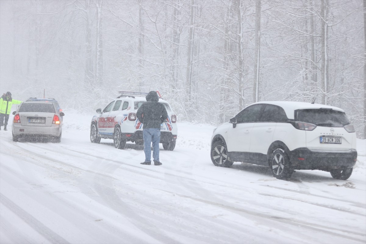 Kırklareli'nin yüksek kesimlerinde etkili olan kar yağışı yaşamı olumsuz etkilemeye devam ediyor....