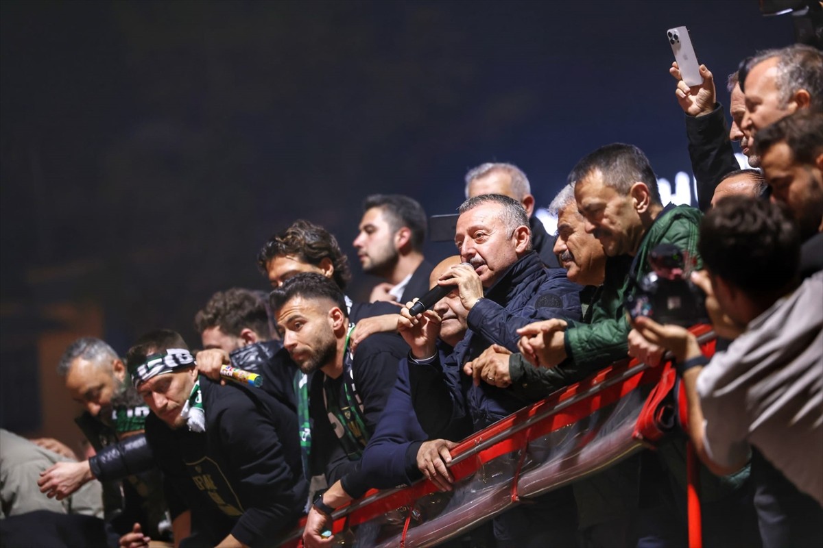 Kocaelispor'da futbolcular ve teknik heyet takımlarının şampiyon olarak Süper Lig'e yükselmesini...
