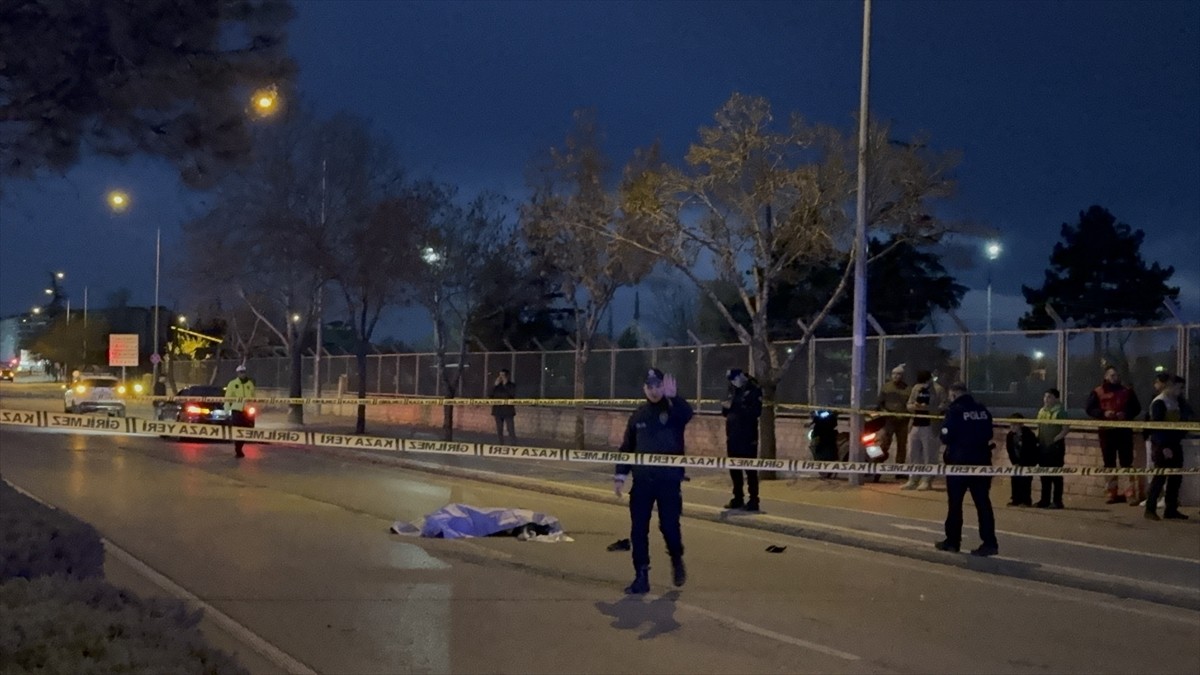 Konya’nın Meram ilçesinde yolun karşısına geçmek isterken otomobilin çarptığı kadın...