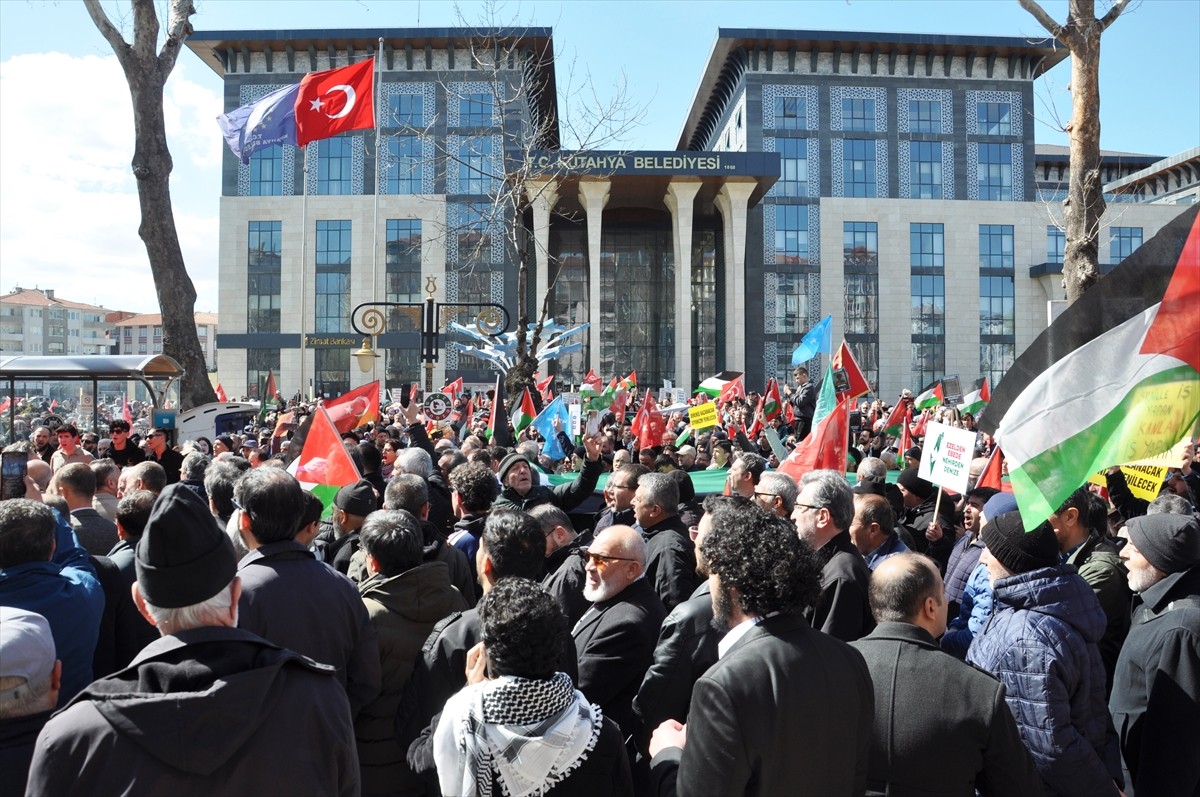 Kütahya'da düzenlenen Gazze'ye destek yürüyüşü ile İsrail'in saldırıları protesto edildi....