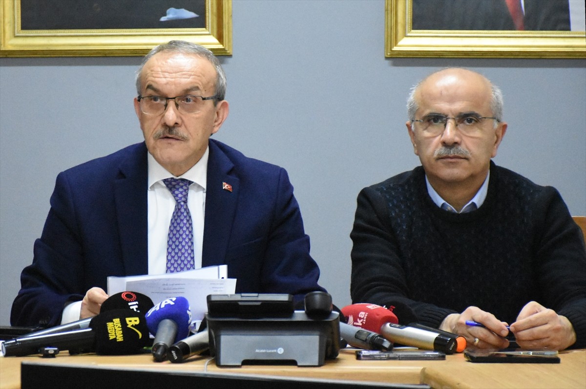 Malatya'da dün gece etkili olan zirai dondan etkilenen kayısı bahçelerinde hasar tespit...