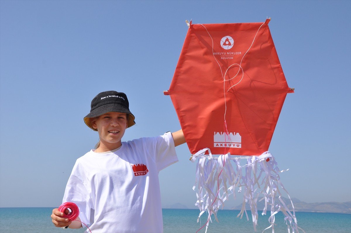 Mersin'in Silifke ilçesinde, Türk ve Rus öğrencilerin katılımıyla uçurtma şenliği düzenlendi....