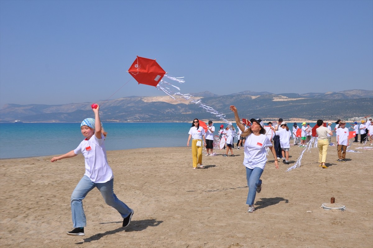 Mersin'in Silifke ilçesinde, Türk ve Rus öğrencilerin katılımıyla uçurtma şenliği düzenlendi....