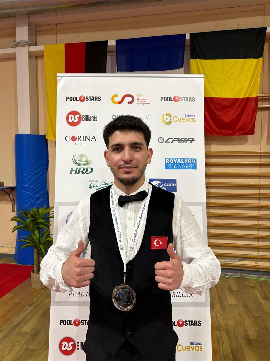 Milli bilardocu Mustafa Oğuz Ceylan, İspanya'da düzenlenen 3 Bant Avrupa Şampiyonası'nda 21 yaş...
