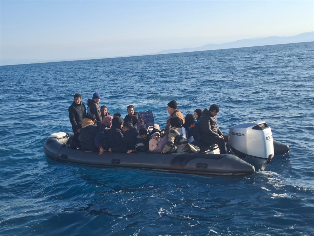 Muğla'nın Bodrum ilçesi açıklarında 26 düzensiz göçmen yakalandı. Yabancı uyruklular, işlemlerinin...