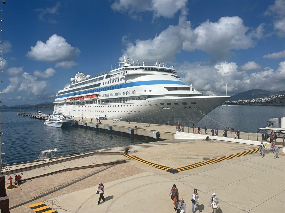 Muğla'nın Bodrum ilçesine sezonun ilk kruvaziyer gemisi "Astoria Grande" 756 yolcu ile geldi....