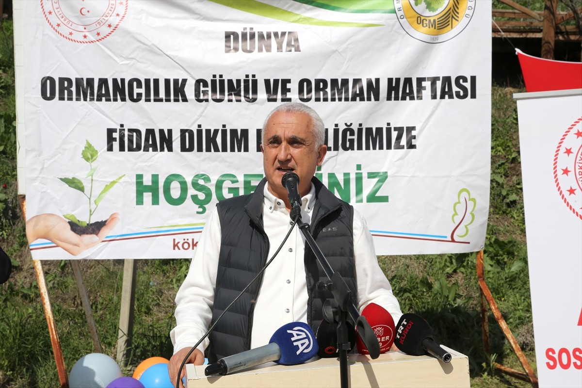 Muş'ta "Aile Yılı" kapsamında düzenlenen törende fidanlar toprakla buluşturuldu. Muş Valiliği, Muş...