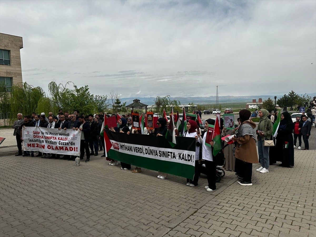 Muş Alparslan Üniversitesi öğrencileri, düzenledikleri yürüyüşle İsrail'in Gazze'ye yönelik...