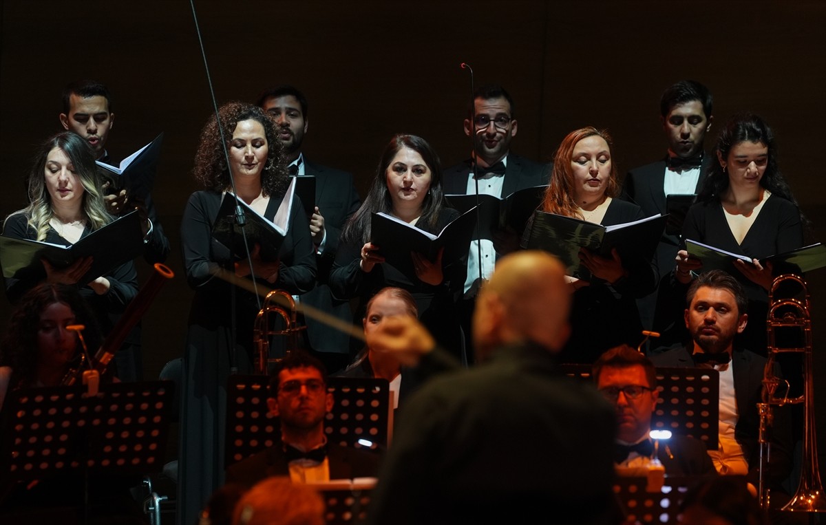 Müzisyen Pınar Ayhan'ın yazıp yönettiği ve anlatıcılığını üstlendiği "Şehirlerin Ecesi: Ankara"...