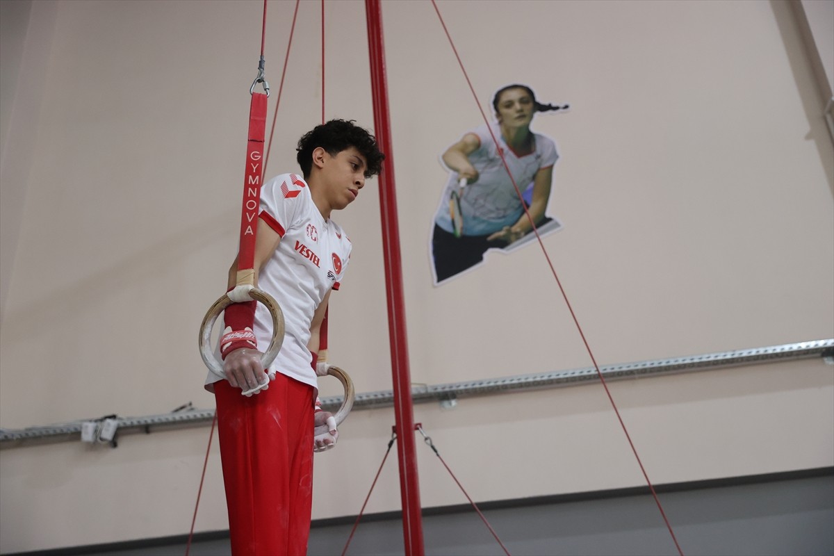 Okullar Arası Dünya Cimnastik Şampiyonası'nda ikincilik elde eden 15 yaşındaki milli sporcu...