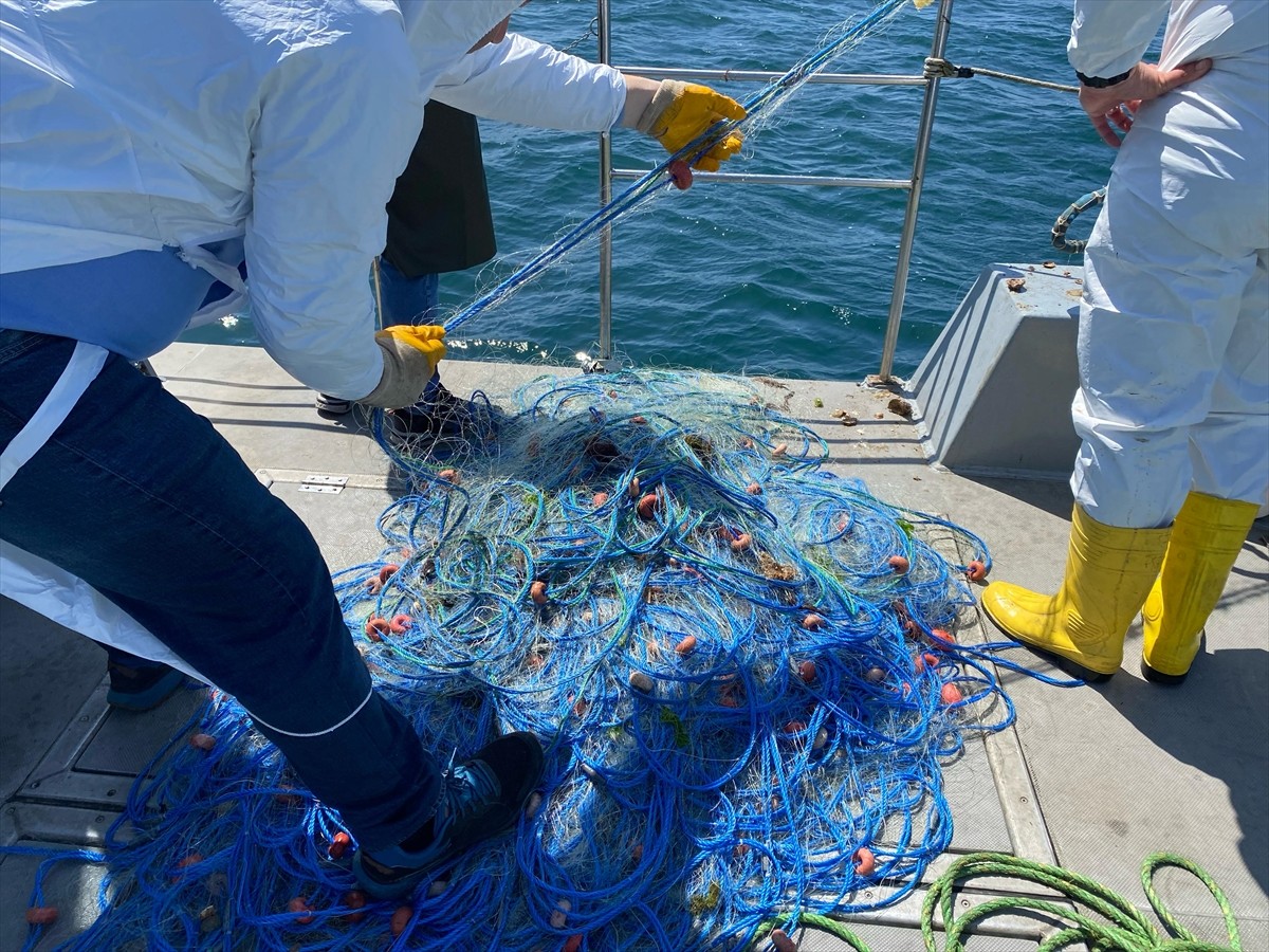 Ordu'da denize kaçak serilen 500 metrelik kalkan balığı ağı ele geçirildi.
