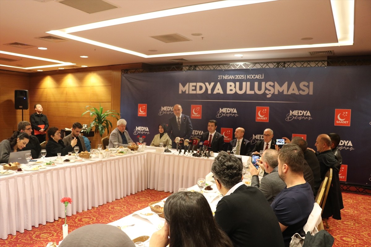 Saadet Partisi Genel Başkanı Mahmut Arıkan (ortada), Kocaeli'nin İzmit ilçesindeki bir otelde...