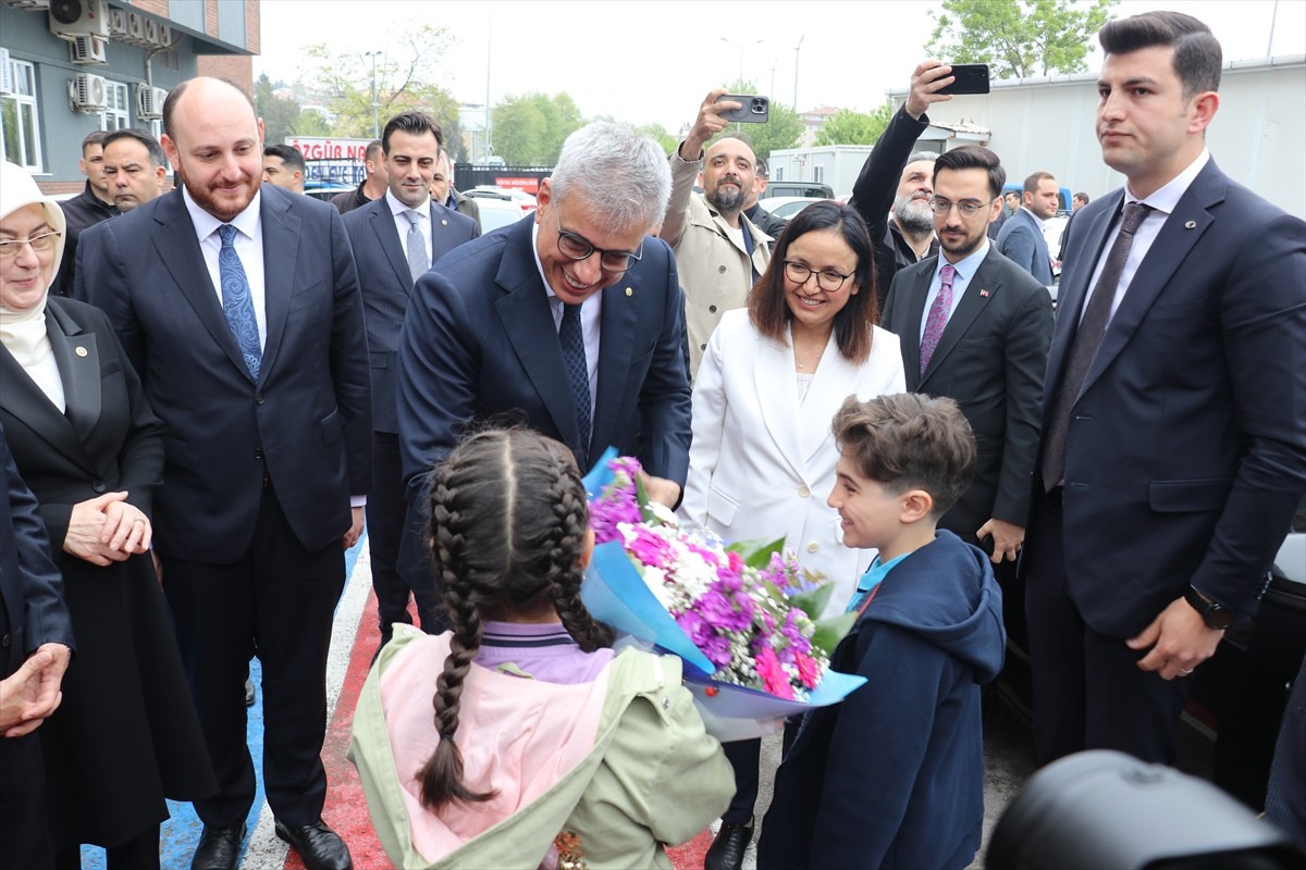 Sağlık Bakanı Kemal Memişoğlu (sol 3), Yalova'daki ziyaretleri kapsamında Vali Hülya Kaya (sağ 3)...