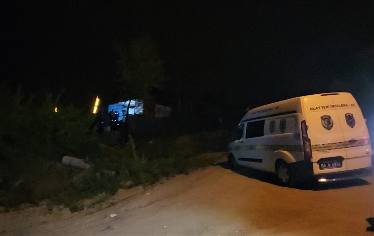 Sakarya'nın Sapanca ilçesinde silahla başından vurulan kişi hayatını kaybetti.