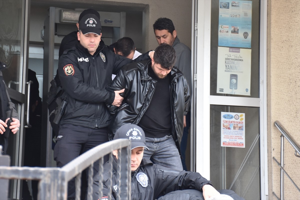 Sakarya'nın Serdivan ilçesinde komşular arasında çıkan ve 5 kişinin hayatını kaybettiği, 5 kişinin...