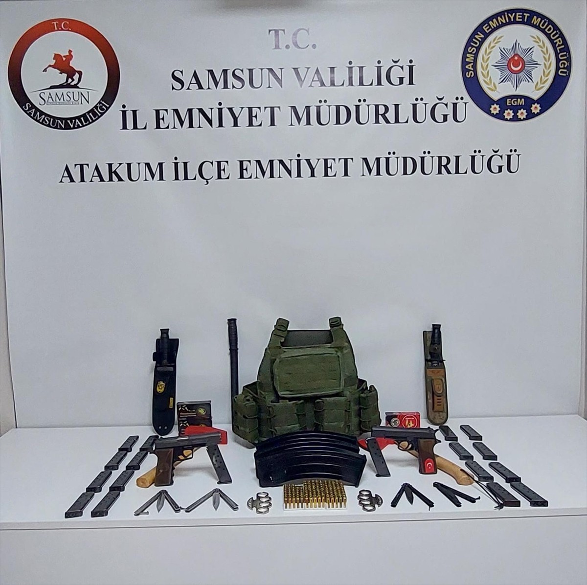 Samsun'un Atakum ilçesinde bir ikamete düzenlenen operasyonda, 2 ruhsatsız tabanca, 16 tabanca...