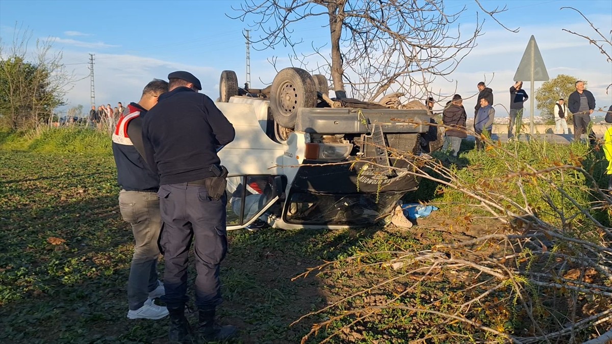 Samsun'un Bafra ilçesinde yol kenarındaki bahçeye devrilen minibüsteki 1 kişi öldü, 2 kişi...